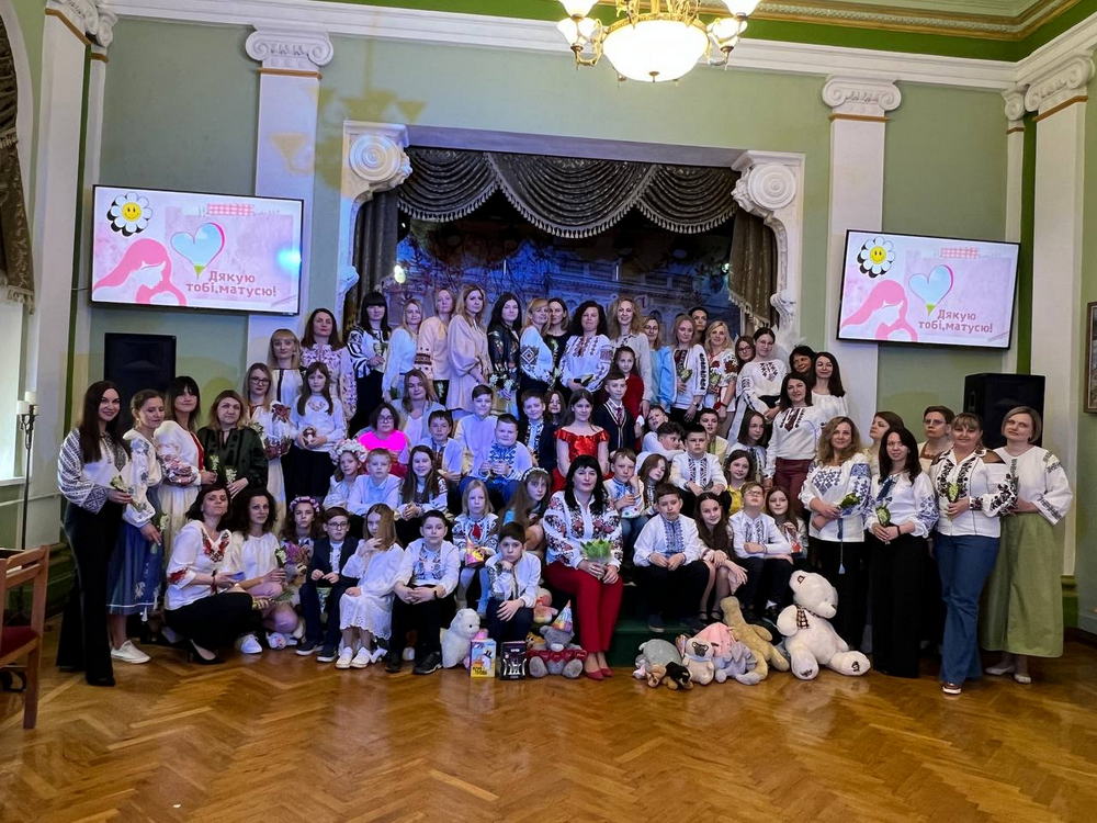 Мамо, тобі низесенько вклонюсь, за тебе Богу помолюсь