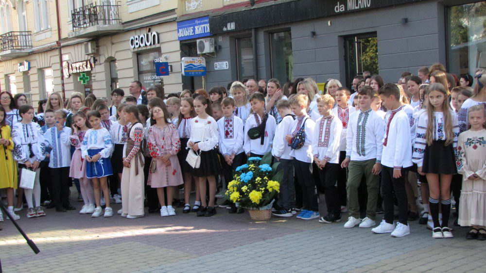 Імпреза біля І.Франка для  учнів гімназії та служба Божа за здоров’я учнів, вчителів та батьків