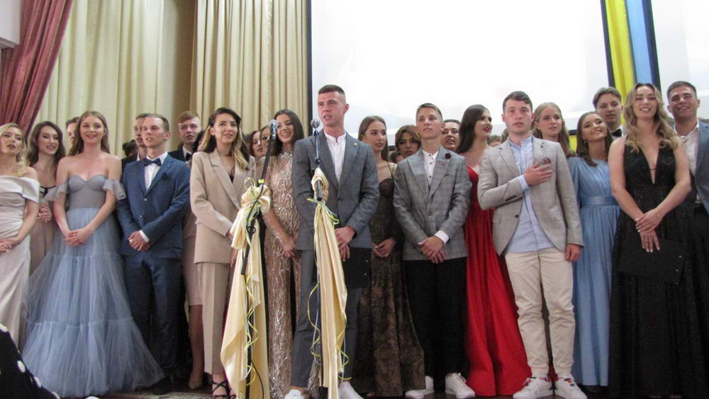 Вручення свідоцтв  11 класам