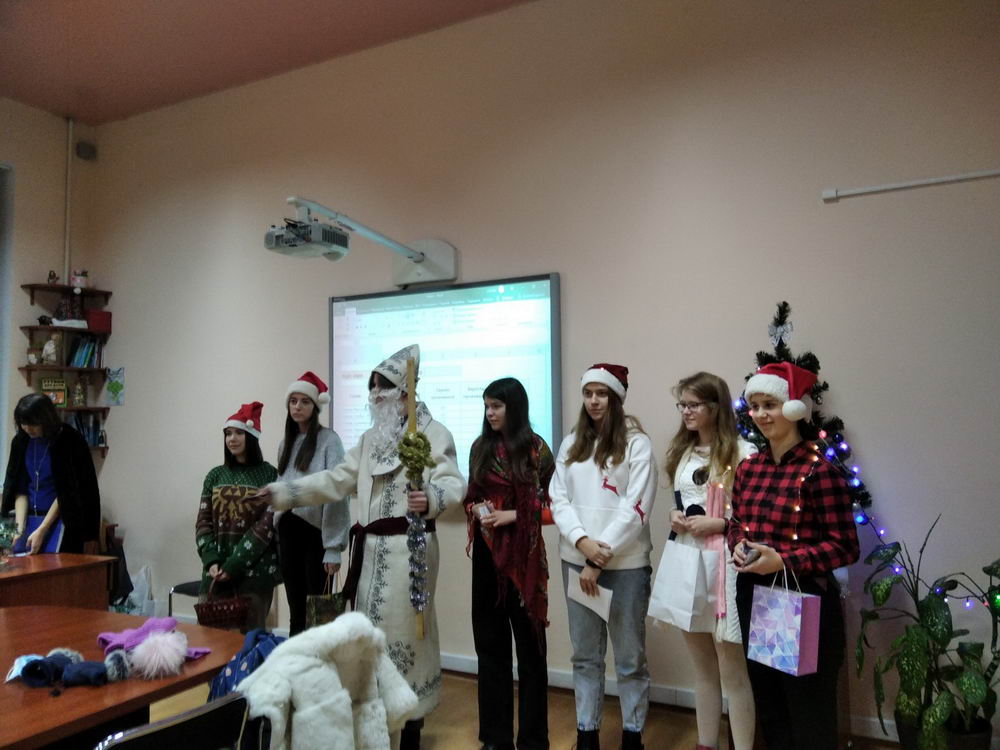 Вітання  казковими  героями  учнів гімназії