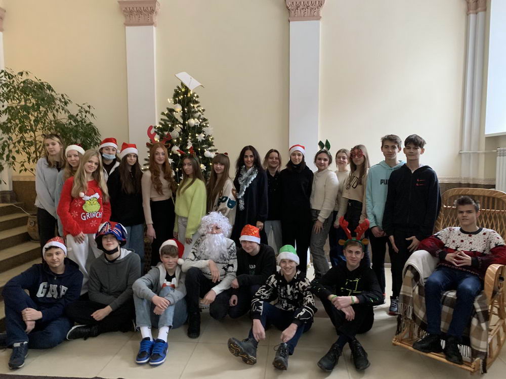 День новорічних  светрів та масок