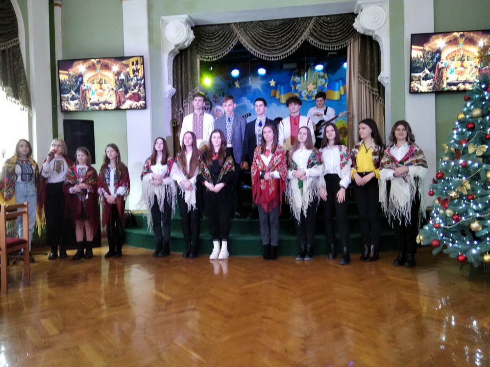 Святкові засівання та віншування від учнів гімназії