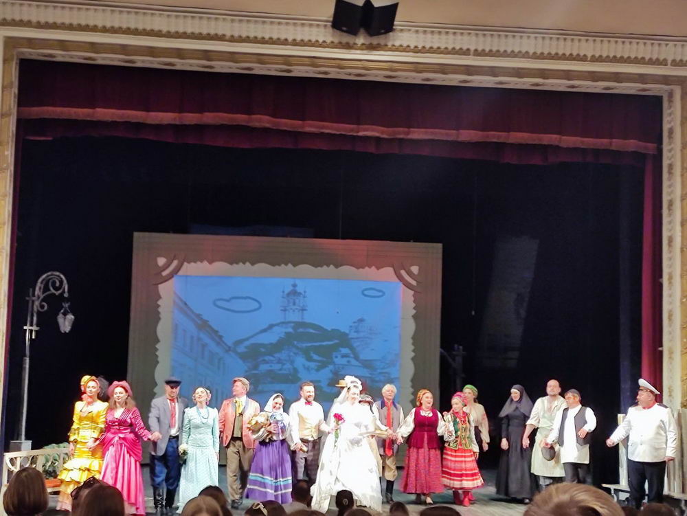 Перегляд вистави «За двома зайцями»