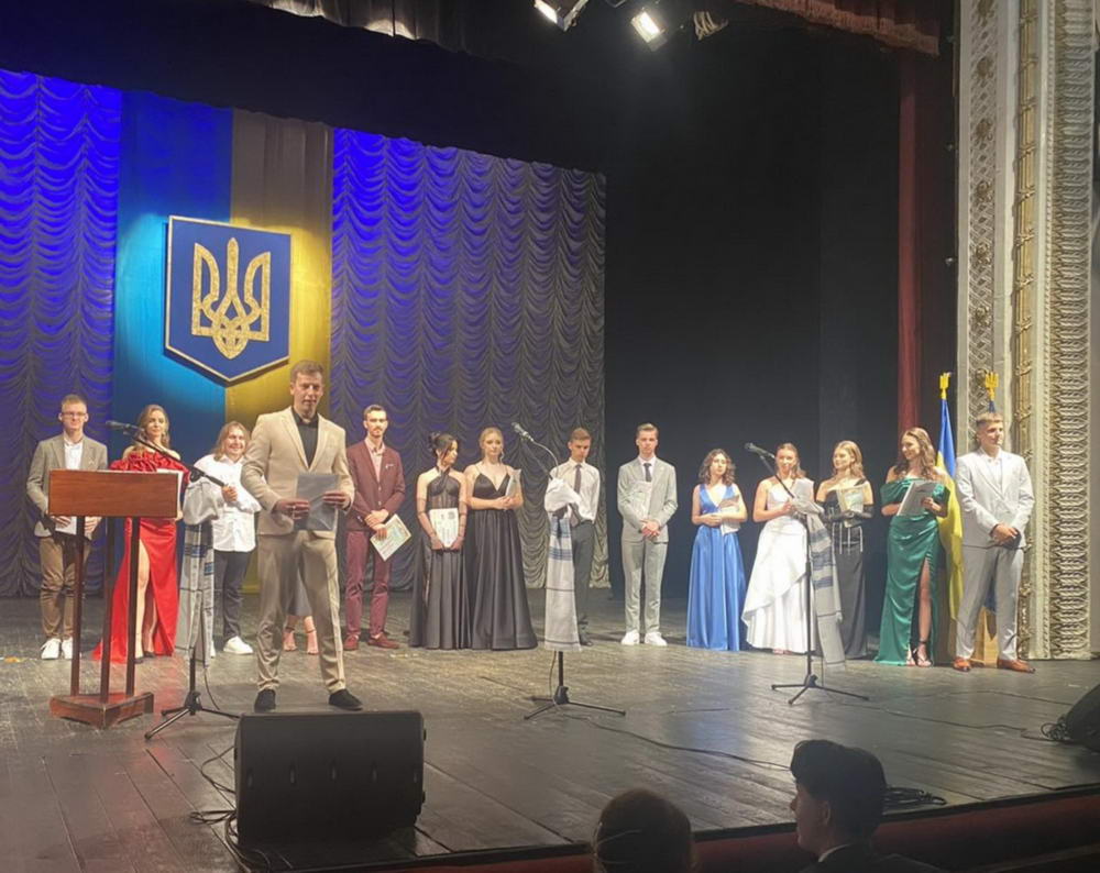 Урочистості з нагоди вручення свідоцтв про здобуття повної загальної середньої освіти